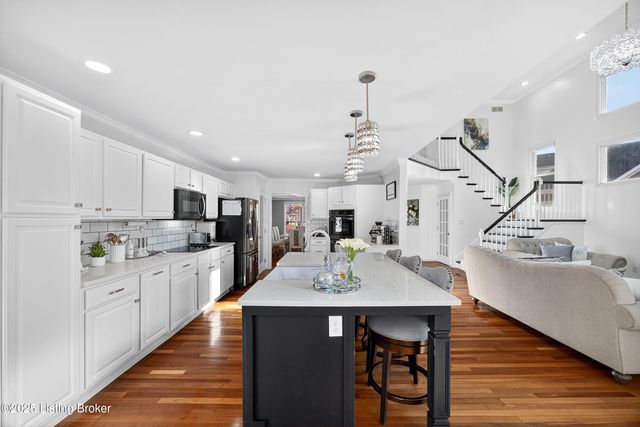 9702 Tufton Ct, Jeffersontown, KY 40299