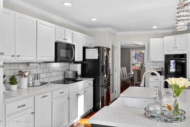 9702 Tufton Ct, Jeffersontown, KY 40299