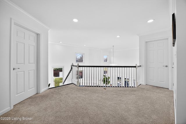 9702 Tufton Ct, Jeffersontown, KY 40299