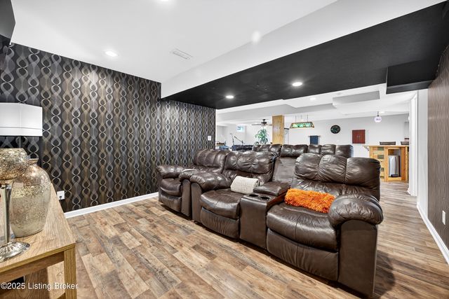 9702 Tufton Ct, Jeffersontown, KY 40299