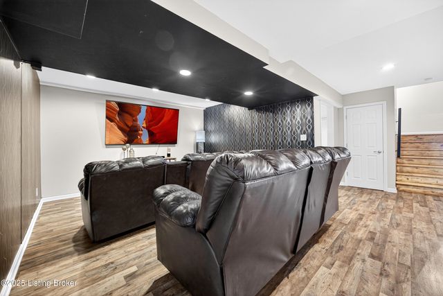 9702 Tufton Ct, Jeffersontown, KY 40299