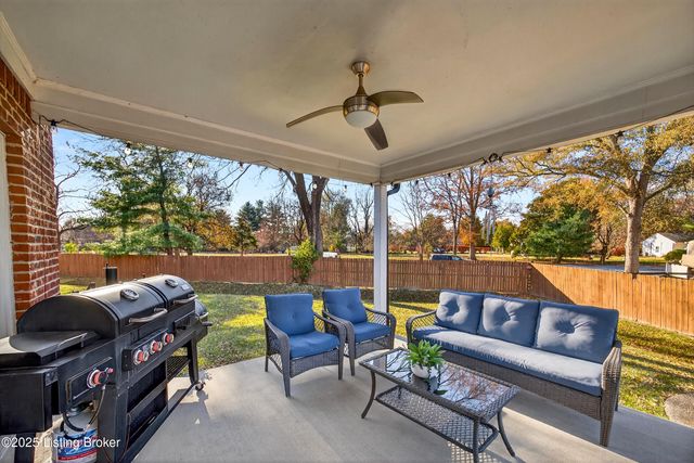 9702 Tufton Ct, Jeffersontown, KY 40299