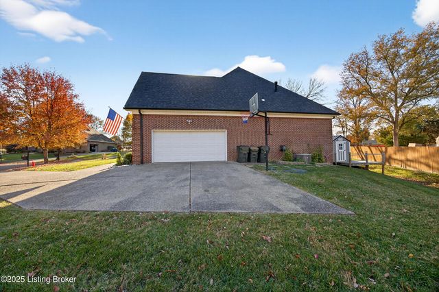 9702 Tufton Ct, Jeffersontown, KY 40299