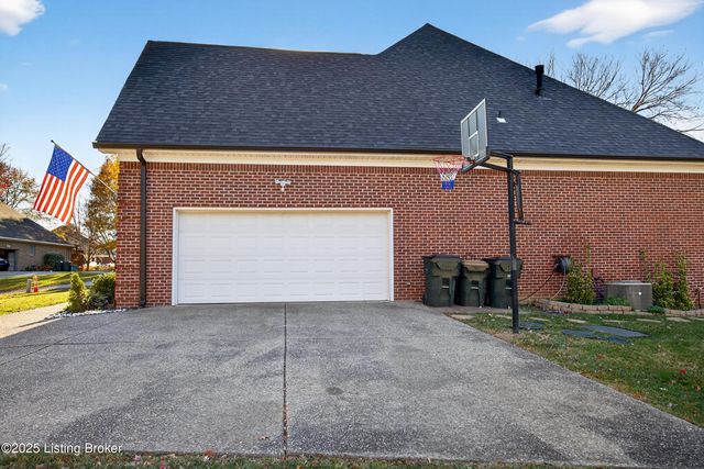9702 Tufton Ct, Jeffersontown, KY 40299
