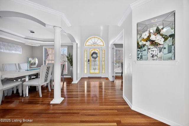 9702 Tufton Ct, Jeffersontown, KY 40299