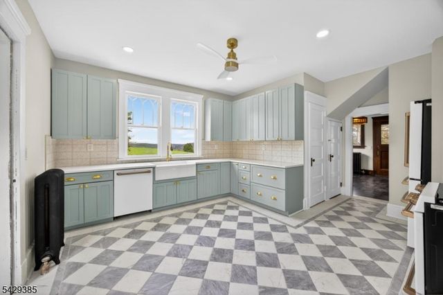 25 Prospect Ave, Andover Boro, NJ 07821