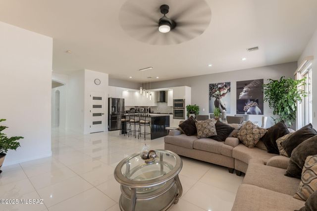 108 N Desert Stream Drive, Tucson, AZ 85745