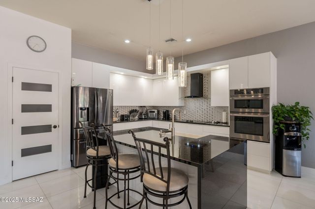 108 N Desert Stream Drive, Tucson, AZ 85745