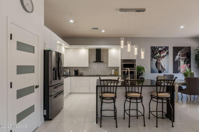 108 N Desert Stream Drive, Tucson, AZ 85745