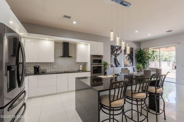 108 N Desert Stream Drive, Tucson, AZ 85745