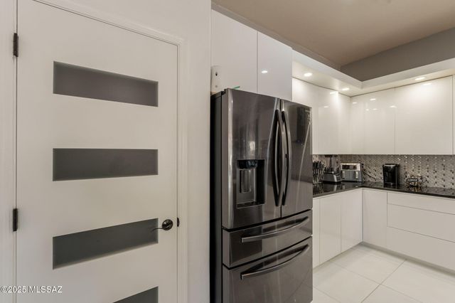 108 N Desert Stream Drive, Tucson, AZ 85745