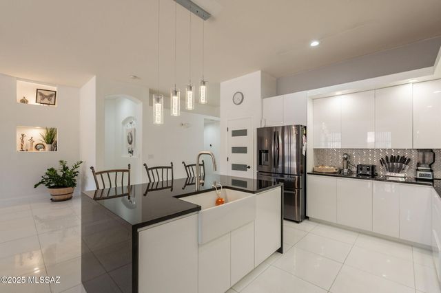 108 N Desert Stream Drive, Tucson, AZ 85745