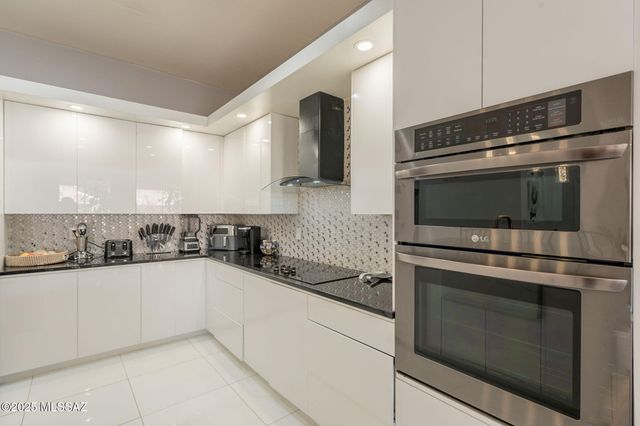 108 N Desert Stream Drive, Tucson, AZ 85745