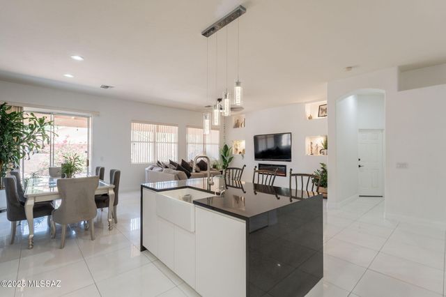 108 N Desert Stream Drive, Tucson, AZ 85745