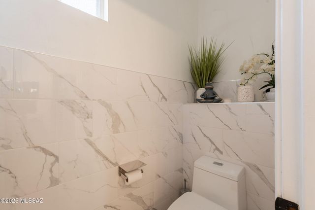 108 N Desert Stream Drive, Tucson, AZ 85745