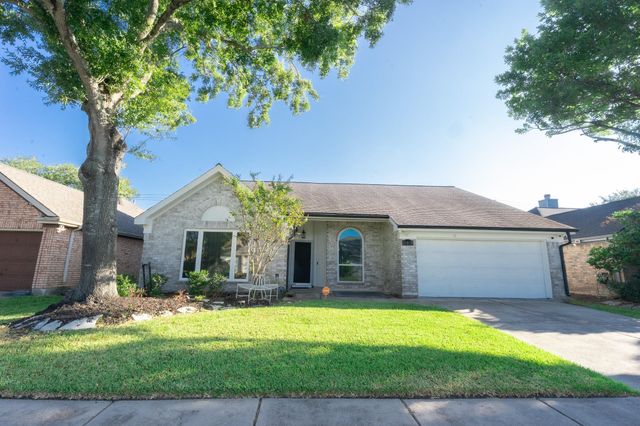 16039 Surrey Woods Drive, Friendswood, TX 77546