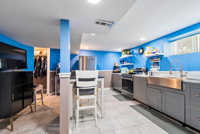 2552 W 81st Place, Chicago, IL 60652