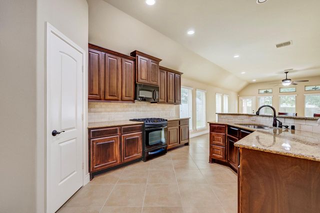 160 Knollbrook Circle, Montgomery, TX 77316