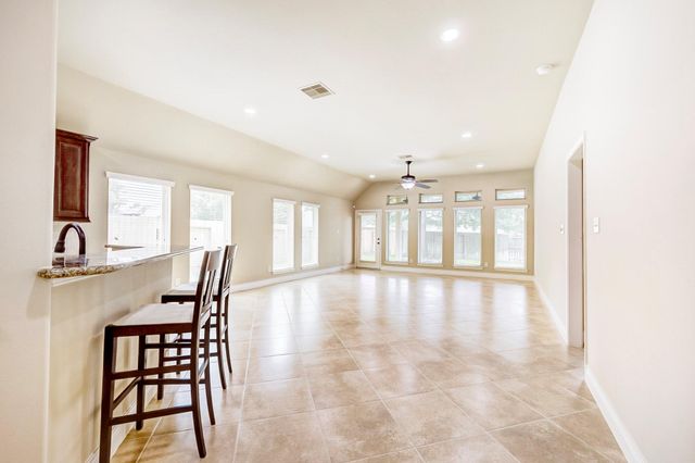 160 Knollbrook Circle, Montgomery, TX 77316