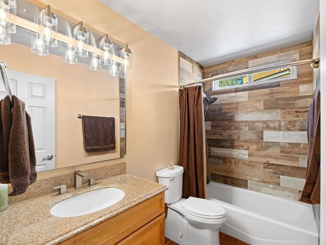 1484 Corte La Mantua, Escondido, CA 92026