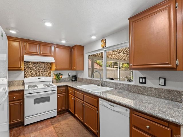 1484 Corte La Mantua, Escondido, CA 92026
