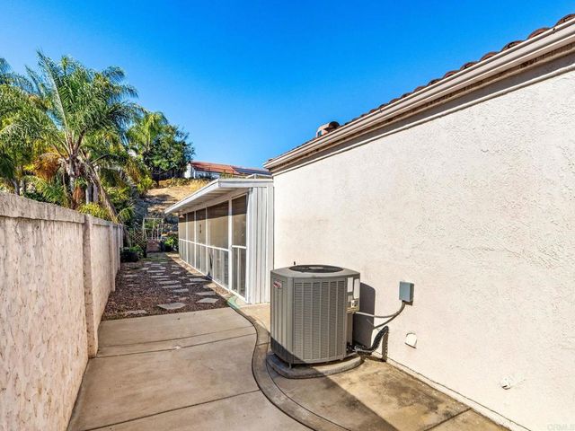 1484 Corte La Mantua, Escondido, CA 92026