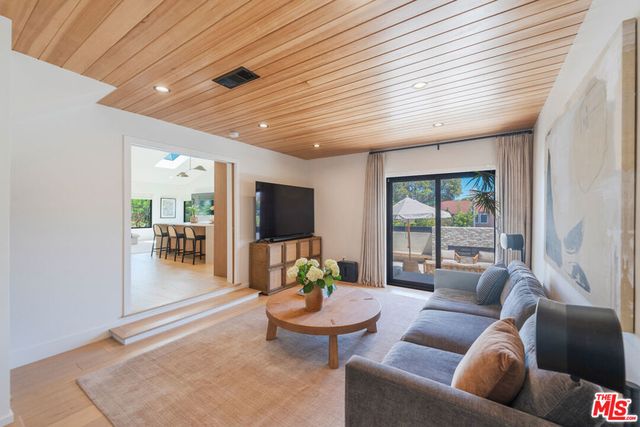 6000 W 75th Street, Los Angeles, CA 90045