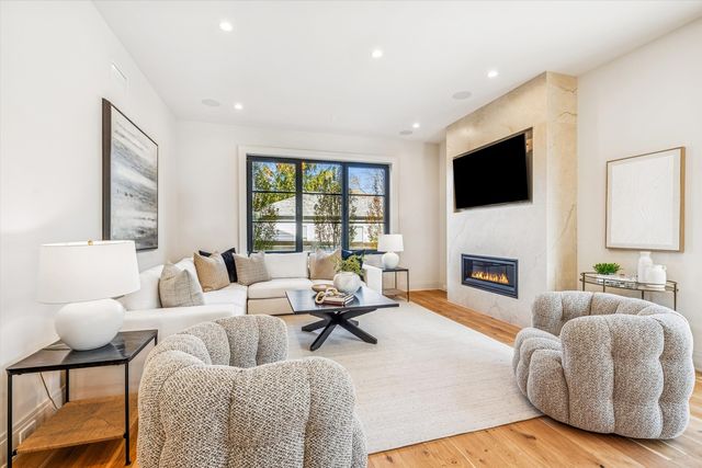 377 S Prairie Avenue, Elmhurst, IL 60126