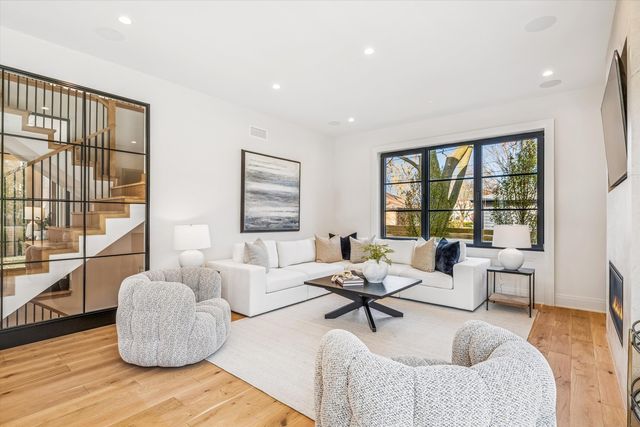 377 S Prairie Avenue, Elmhurst, IL 60126