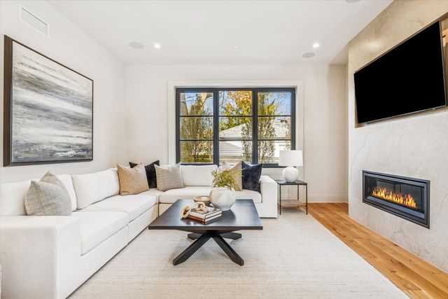 377 S Prairie Avenue, Elmhurst, IL 60126