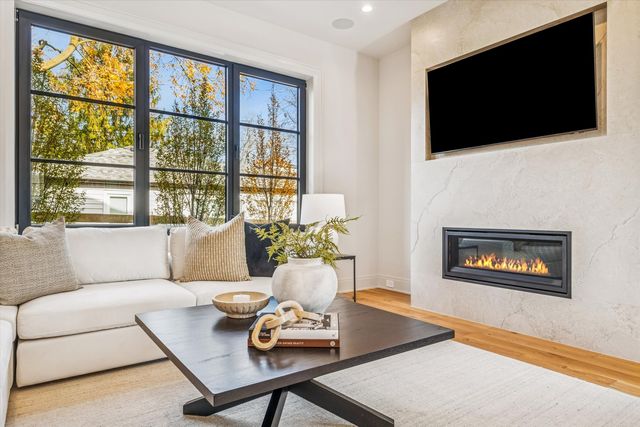 377 S Prairie Avenue, Elmhurst, IL 60126