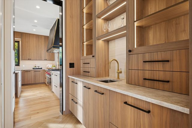 377 S Prairie Avenue, Elmhurst, IL 60126