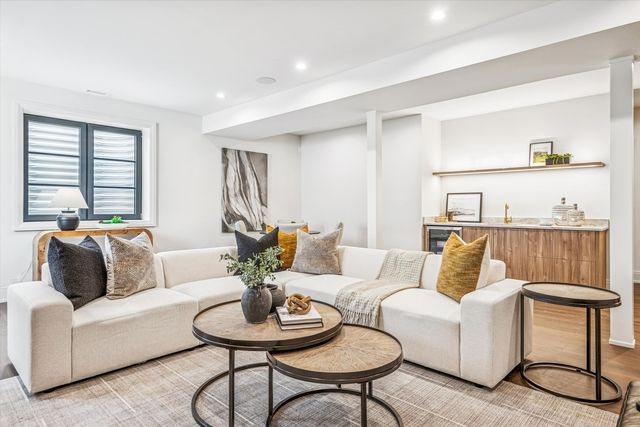 377 S Prairie Avenue, Elmhurst, IL 60126