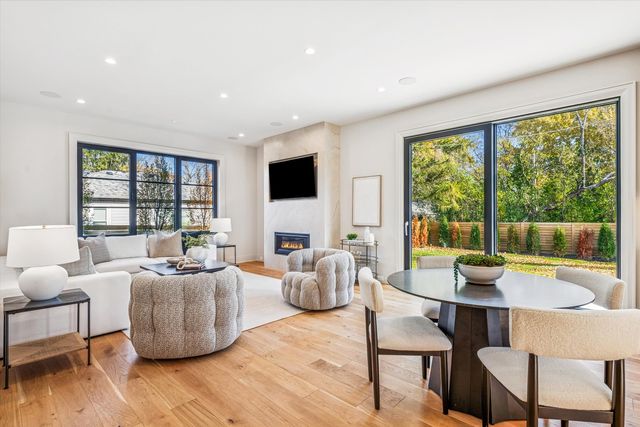 377 S Prairie Avenue, Elmhurst, IL 60126