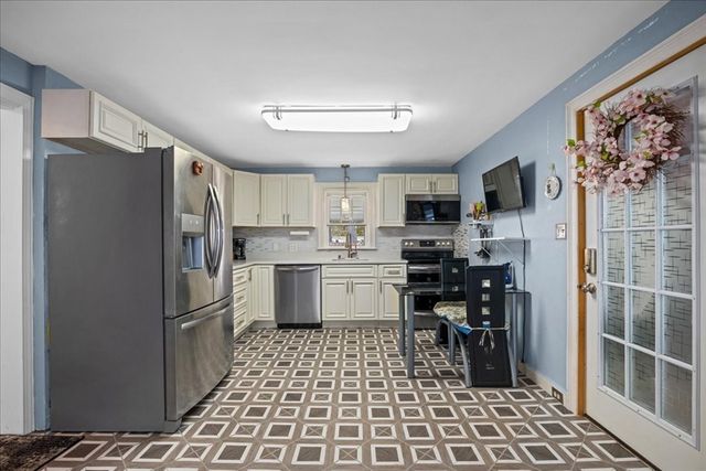 19 Oakwood Ave, Auburn, MA 01501