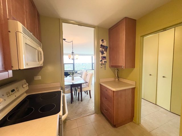 1850 N Clark Street 2104, Chicago, IL 60614