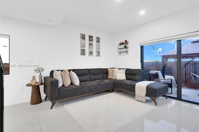 287 NW 13th Pl, Florida City, FL 33034