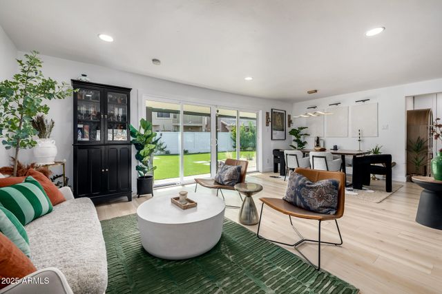 8112 N 10TH Place, Phoenix, AZ 85020