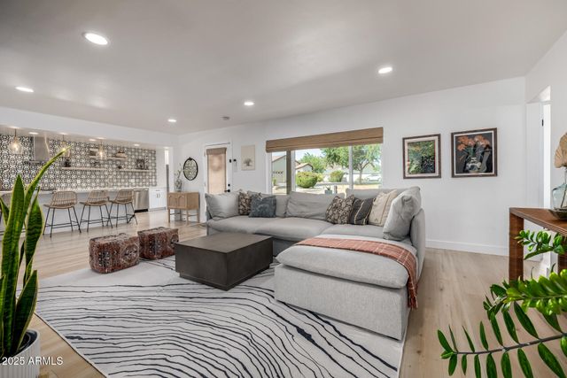 8112 N 10TH Place, Phoenix, AZ 85020