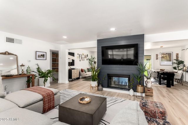 8112 N 10TH Place, Phoenix, AZ 85020