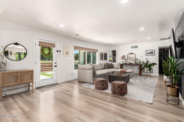 8112 N 10TH Place, Phoenix, AZ 85020