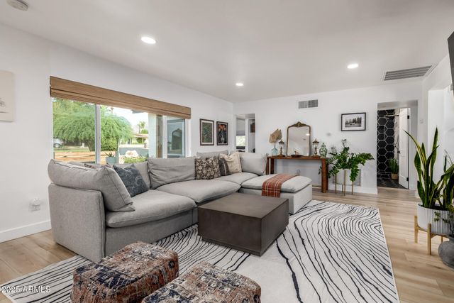 8112 N 10TH Place, Phoenix, AZ 85020