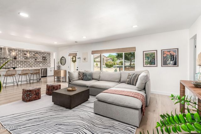 8112 N 10TH Place, Phoenix, AZ 85020
