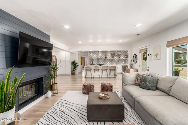 8112 N 10TH Place, Phoenix, AZ 85020