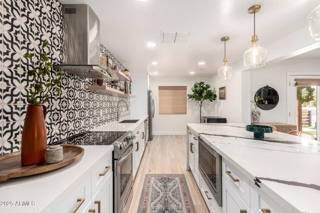 8112 N 10TH Place, Phoenix, AZ 85020