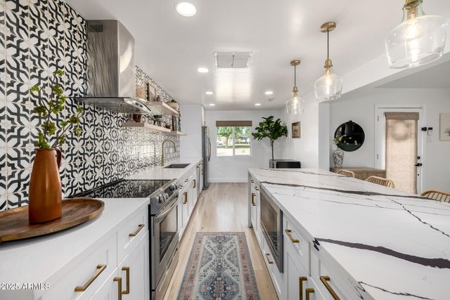8112 N 10TH Place, Phoenix, AZ 85020