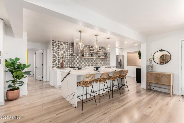 8112 N 10TH Place, Phoenix, AZ 85020