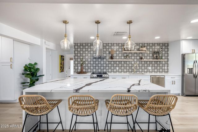 8112 N 10TH Place, Phoenix, AZ 85020
