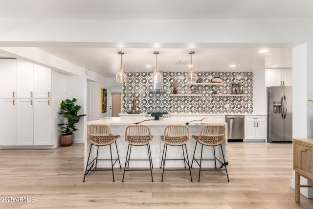 8112 N 10TH Place, Phoenix, AZ 85020