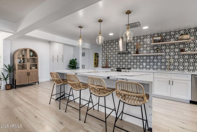 8112 N 10TH Place, Phoenix, AZ 85020